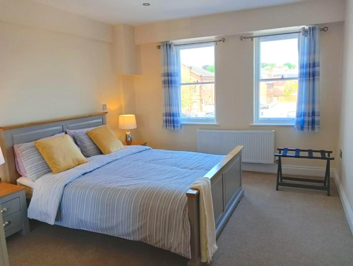Barchester House Apartments Delux Солсбъри Екстериор снимка